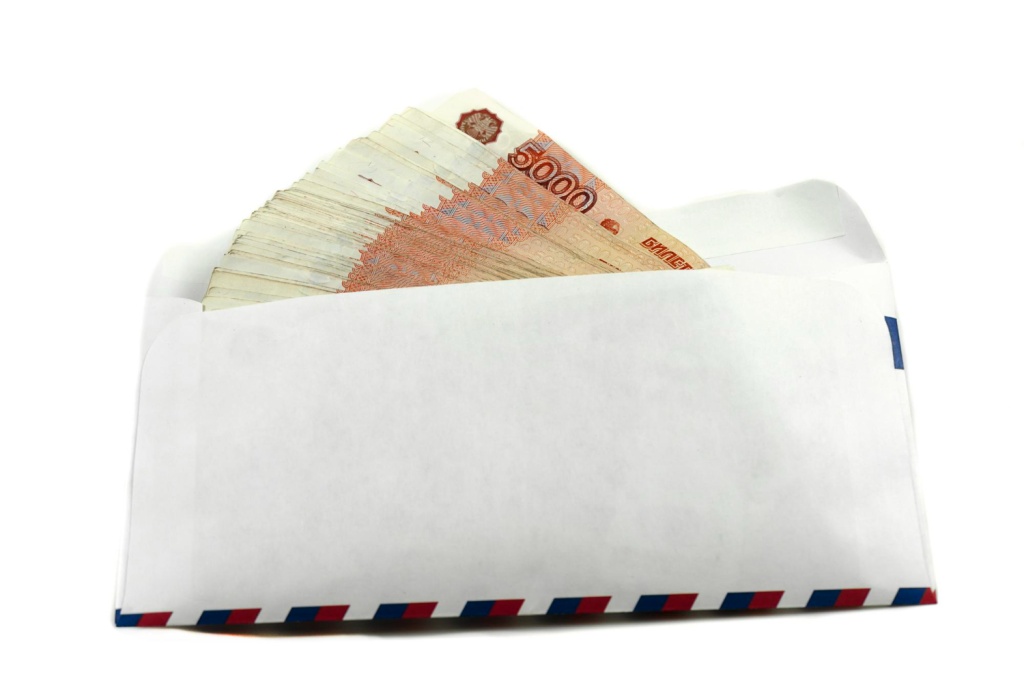 Доля россиян, согласных на «серые» зарплаты, снизилась вдвое