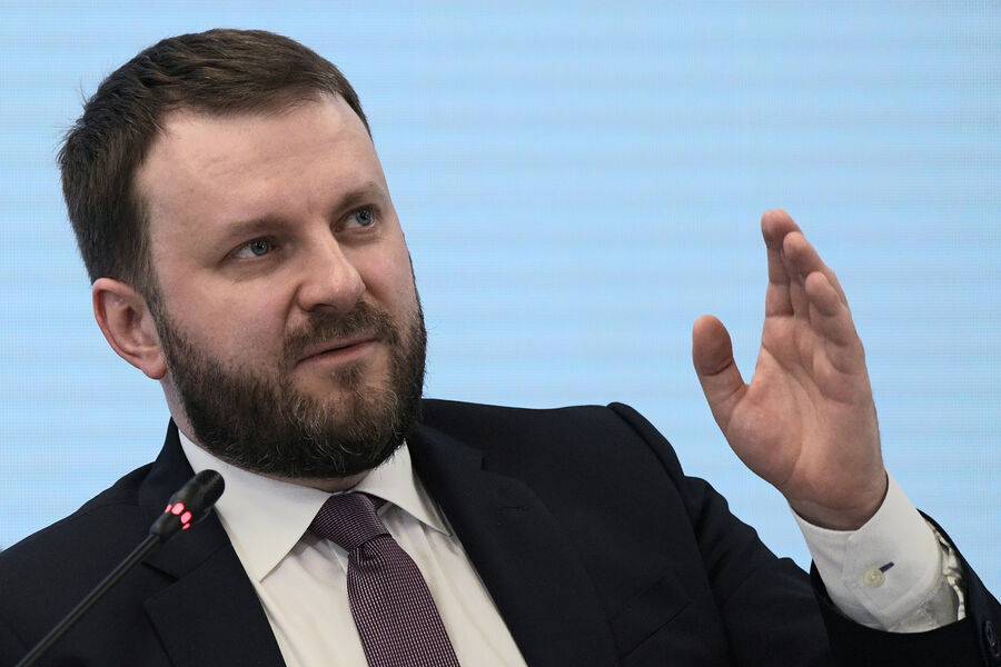 Максим Орешкин заявил об осложнении перестройки экономики из-за слабого рубля