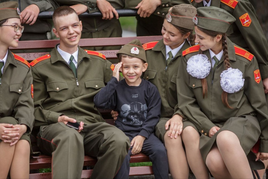 Школьники Иркутского района в этом году впервые несут службу на Посту №1 у Вечного Огня Школьники Иркутского района в этом году впервые несут службу на Посту №1 у Вечного Огня