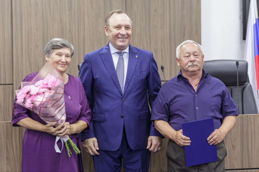 Леонид Фролов поздравил супружеские пары Иркутского района с Днём семьи, любви и верности Леонид Фролов поздравил супружеские пары Иркутского района с Днём семьи, любви и верности