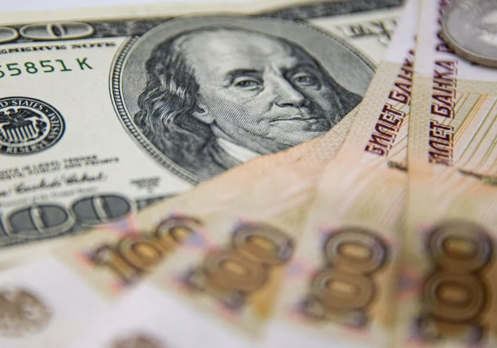 Доля «токсичных» валют на рынке России в апреле снизилась до 62,3%