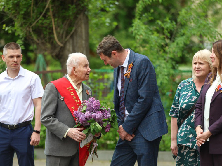 Мэр Воронежа поздравил ветерана Великой Отечественной войны Николая Акулова с присвоением ему звания Почётного гражданина города