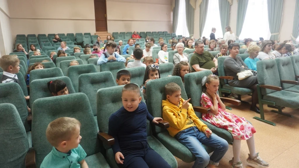 В Октябрьском районе Новосибирска поздравили детей с Днем знаний