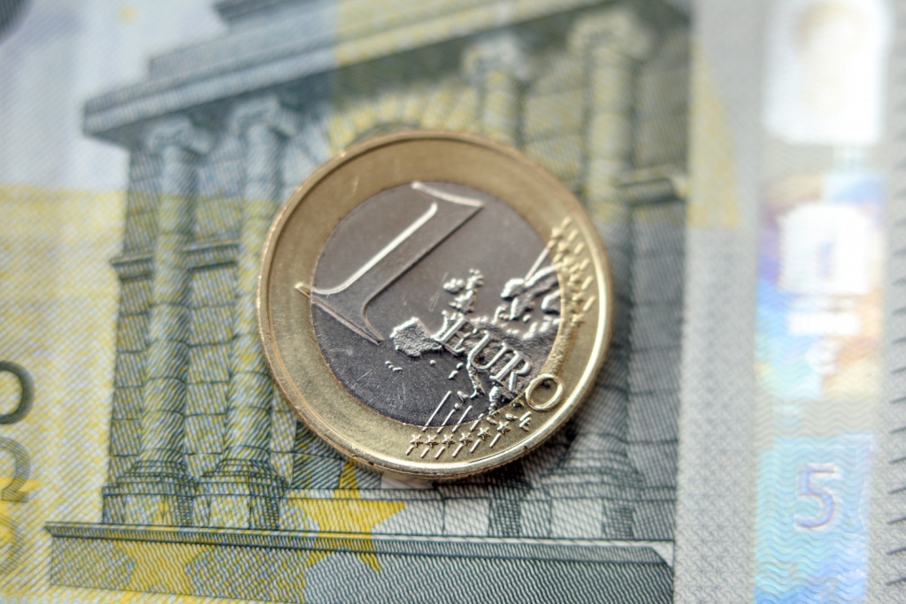 Евро на Мосбирже торгуется ниже 100 рублей 