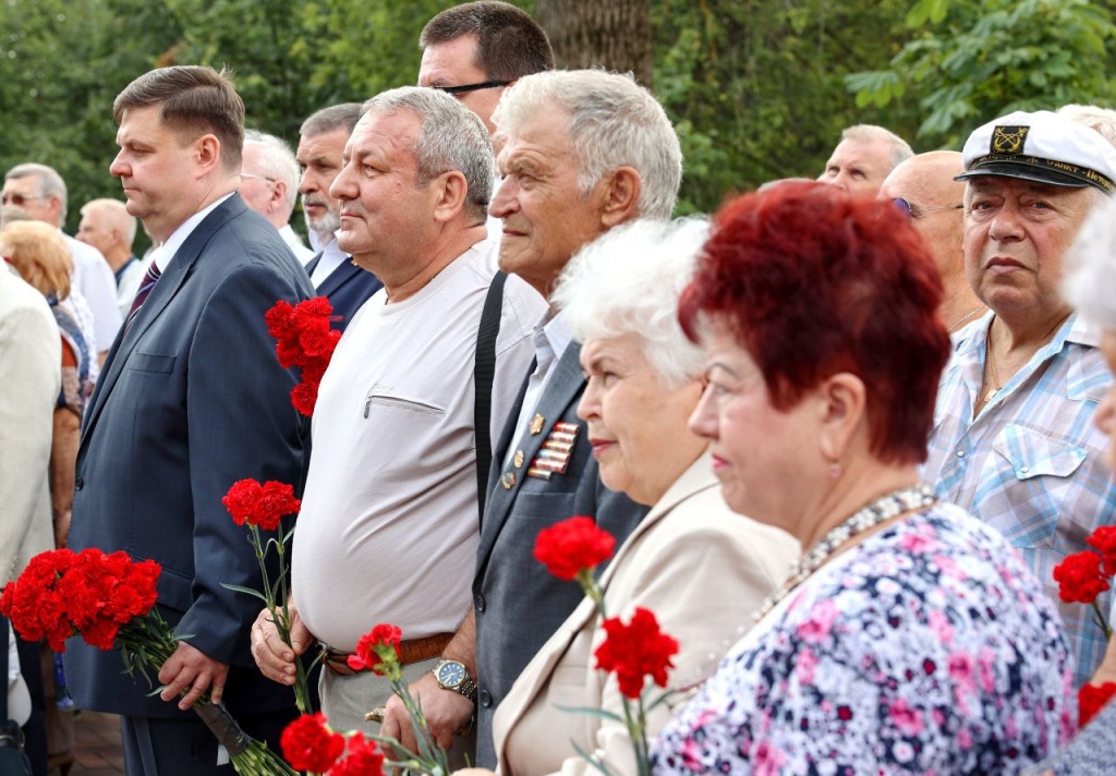 В Красногорске у памятника фронтовому кинооператору прошла церемония возложения цветов