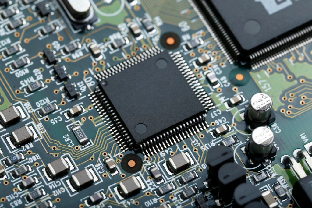 Компания Intel достигла предварительной договорённости о производстве чипов для Apple