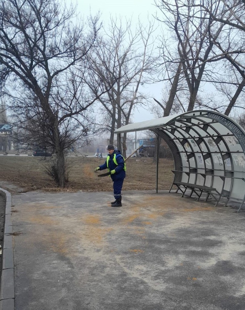 В Воронеже улицы и тротуары обрабатывают противогололёдными материалами
