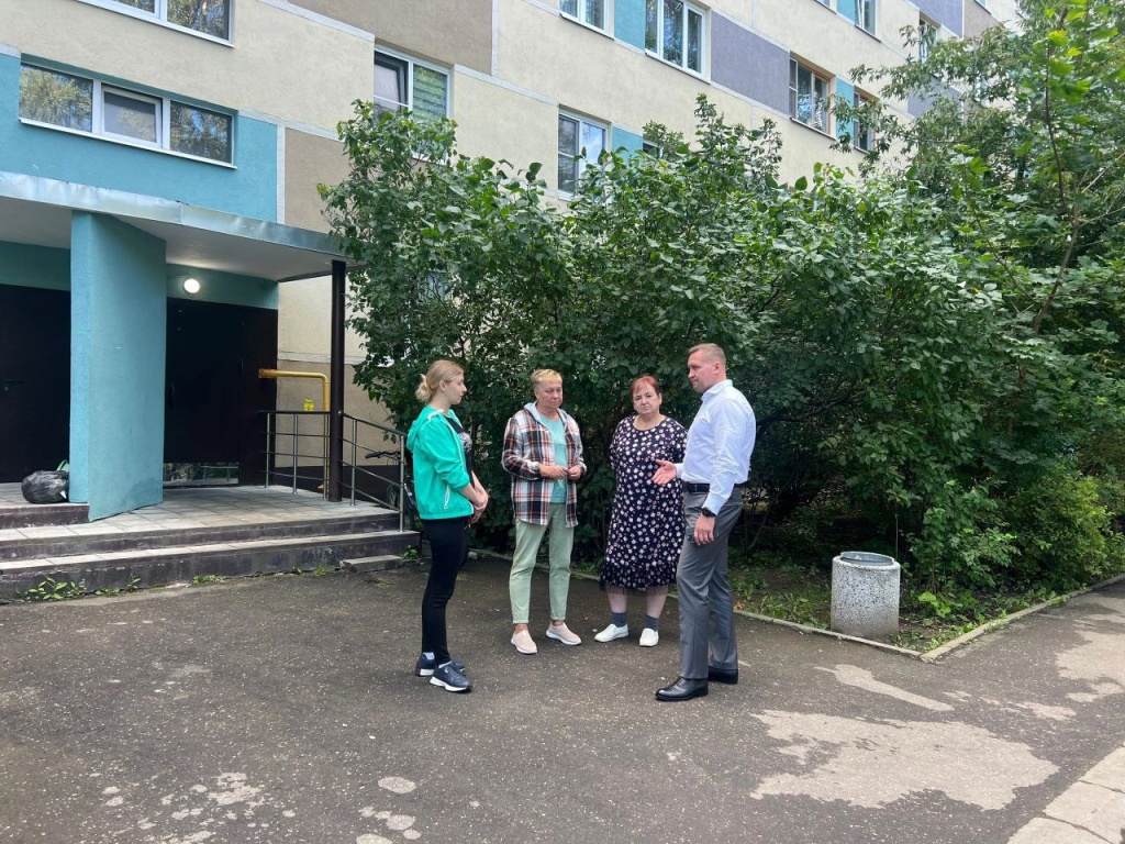 Депутат Мособлдумы Михаил Ждан проверил ход выполнения обещаний в микрорайоне Дзержинец