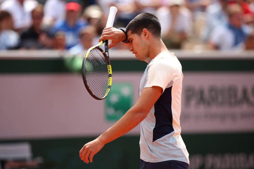 Теннисист Карлос Алькарас проиграл Григору Димитрову в четвертьфинале турнира 
