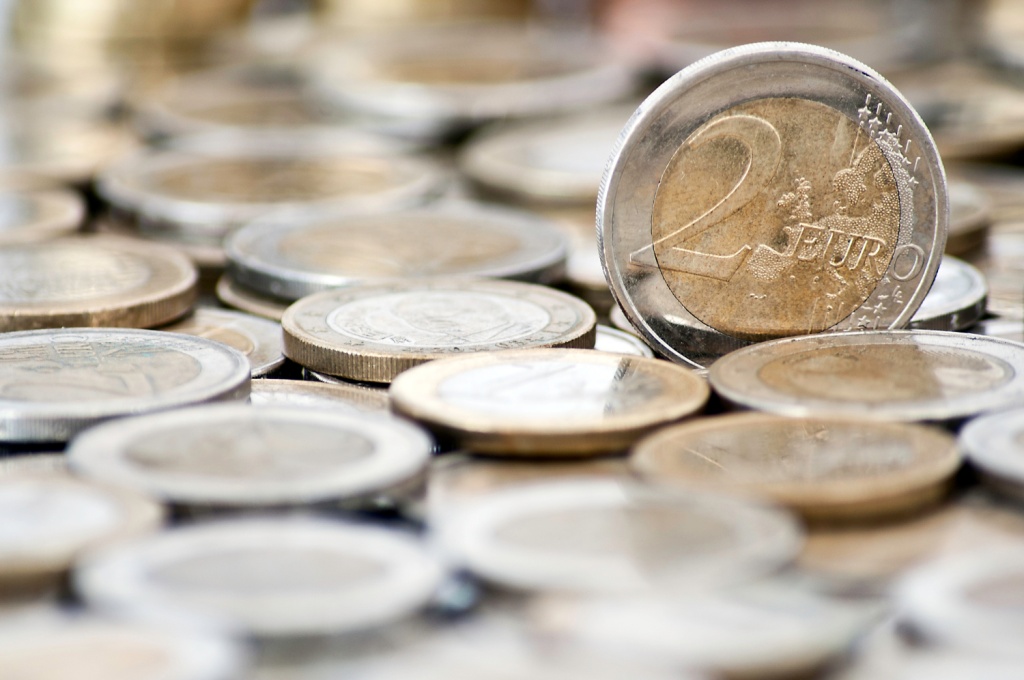 Курс евро на Мосбирже снова вырос до 99 рублей