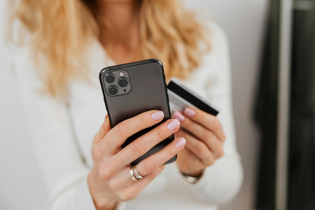 Apple возлагает надежды на AI из-за падения продаж iPhone в Китае Apple возлагает надежды на AI из-за падения продаж iPhone в Китае