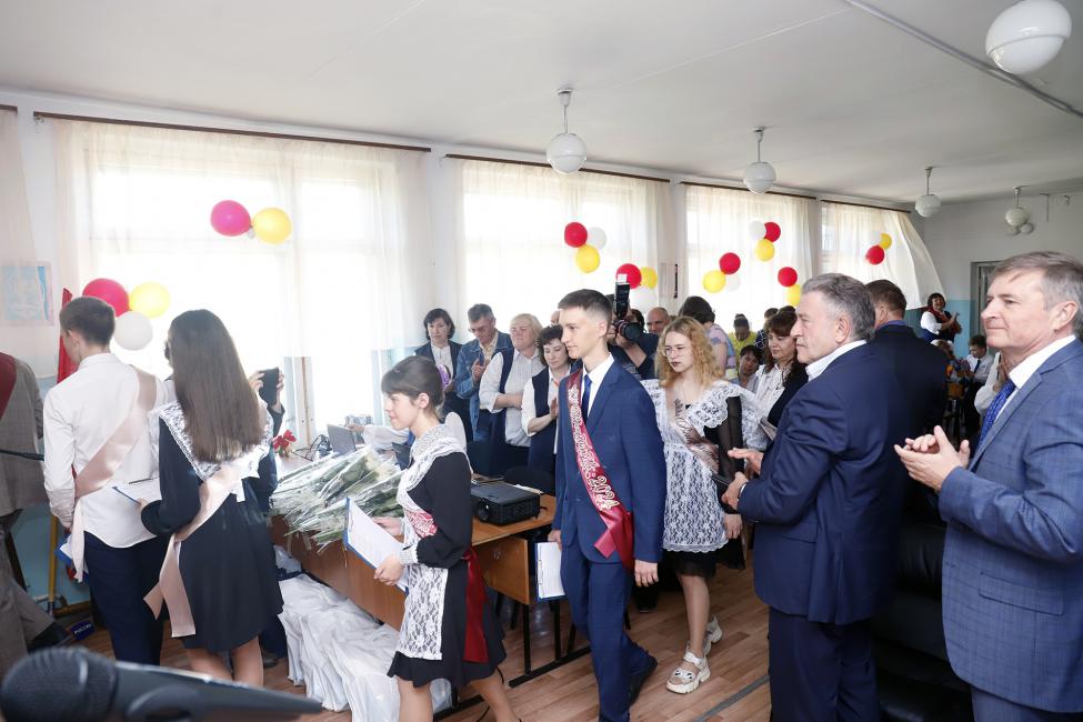 Председатель ЗАКСа Новосибирской области побывал на последнем звонке в Улыбинской школе
