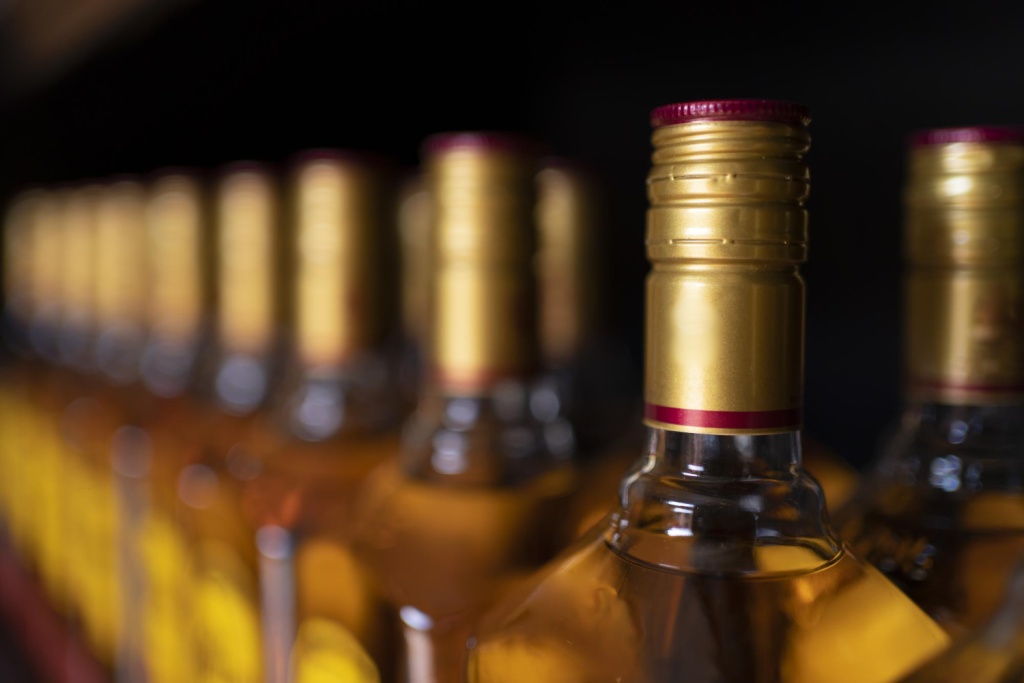 ФСБ и ФНС: 40% легально произведенного в РФ спирта выводится в «тень»