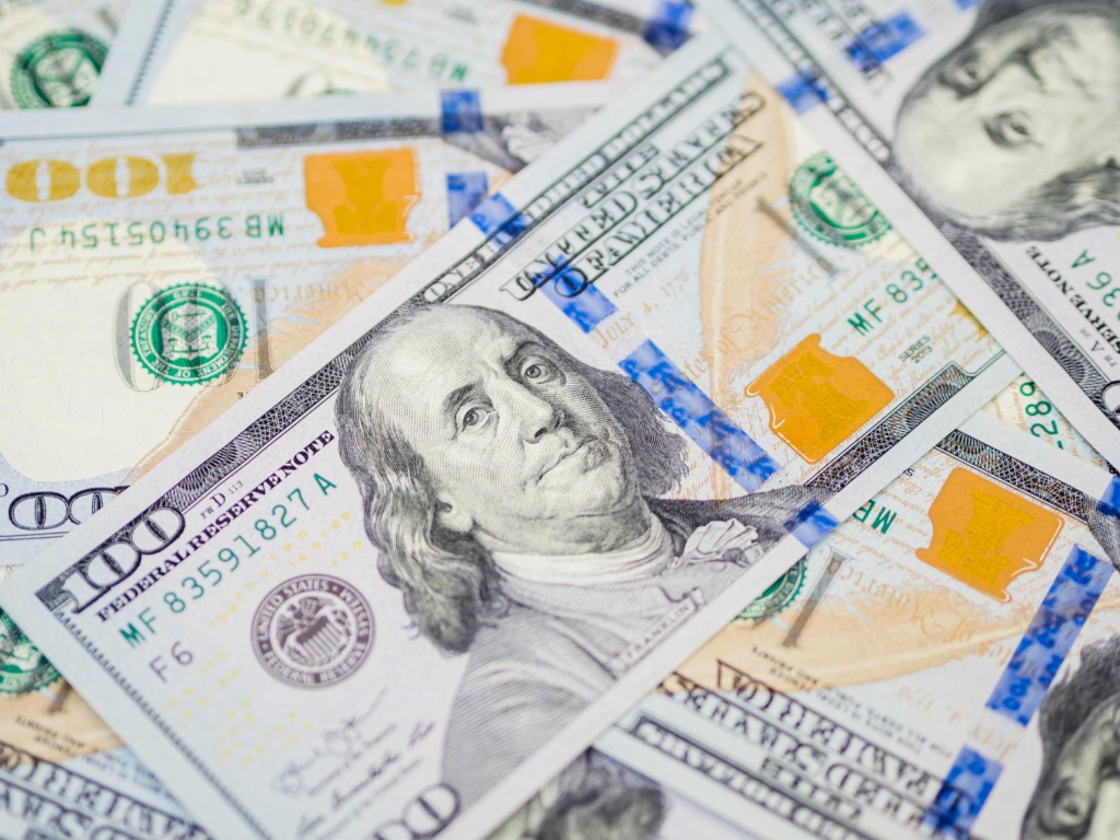 Доллар продолжает своё снижение: курс на Forex ниже 90 рублей