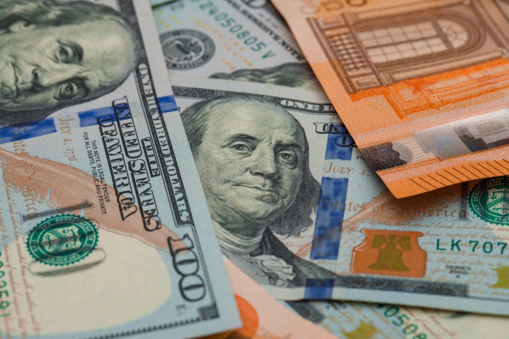 Доллар и евро вернулись к отметкам в 91 и 100 рублей на Мосбирже
