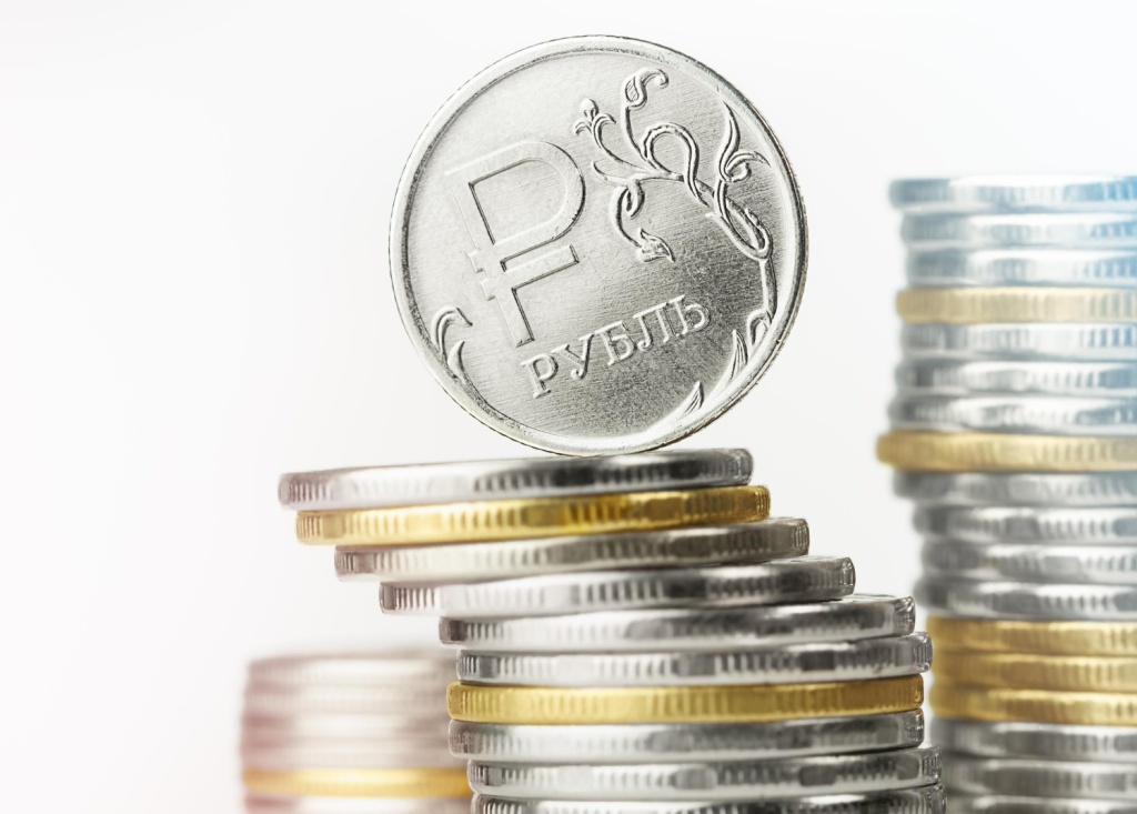 Рубль продолжает укрепляться к иностранным валютам на Мосбирже
