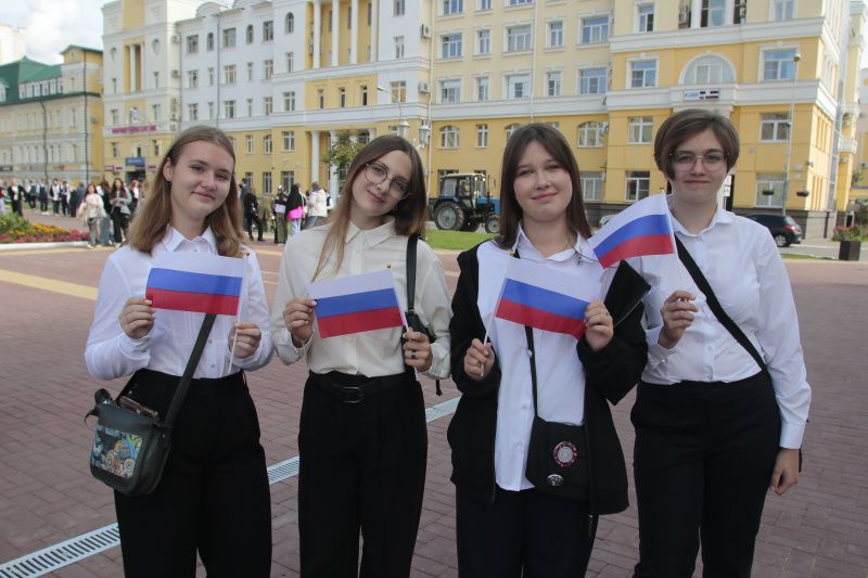 Патриотическая акция в Саранске: более 500 триколоров вручили жителям в День Государственного флага