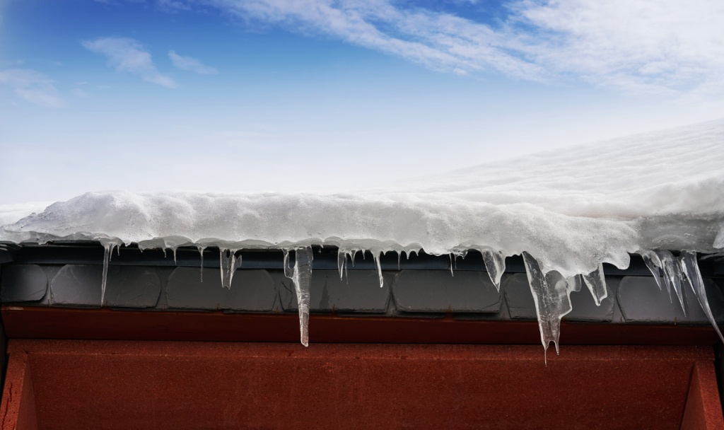 Администрация Ульяновска примет меры в отношении управляющих компаний за плохую уборку крыш и дворов многоквартирных домов