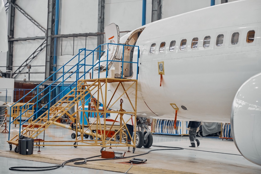 Производитель SJ-100 и МС-21 сократит более четверти управленцев