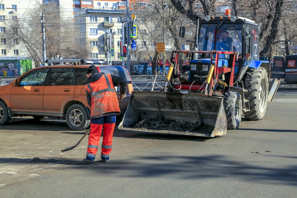 Мэр Новосибирска поручил увеличить число рабочих для уборки улиц