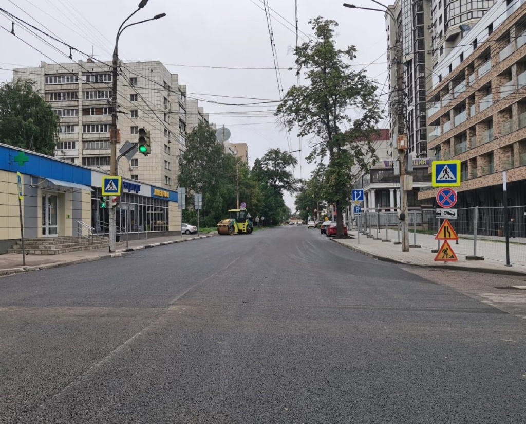 В Воронеже подрядчики приступили к укладыванию асфальта на дорогах в частном секторе