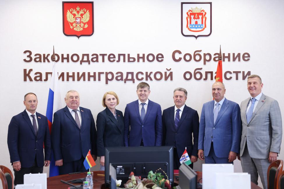Депутаты региональных парламентов Новосибирской и Калининградской областей договорились о сотрудничестве Депутаты региональных парламентов Новосибирской и Калининградской областей договорились о сотрудничестве