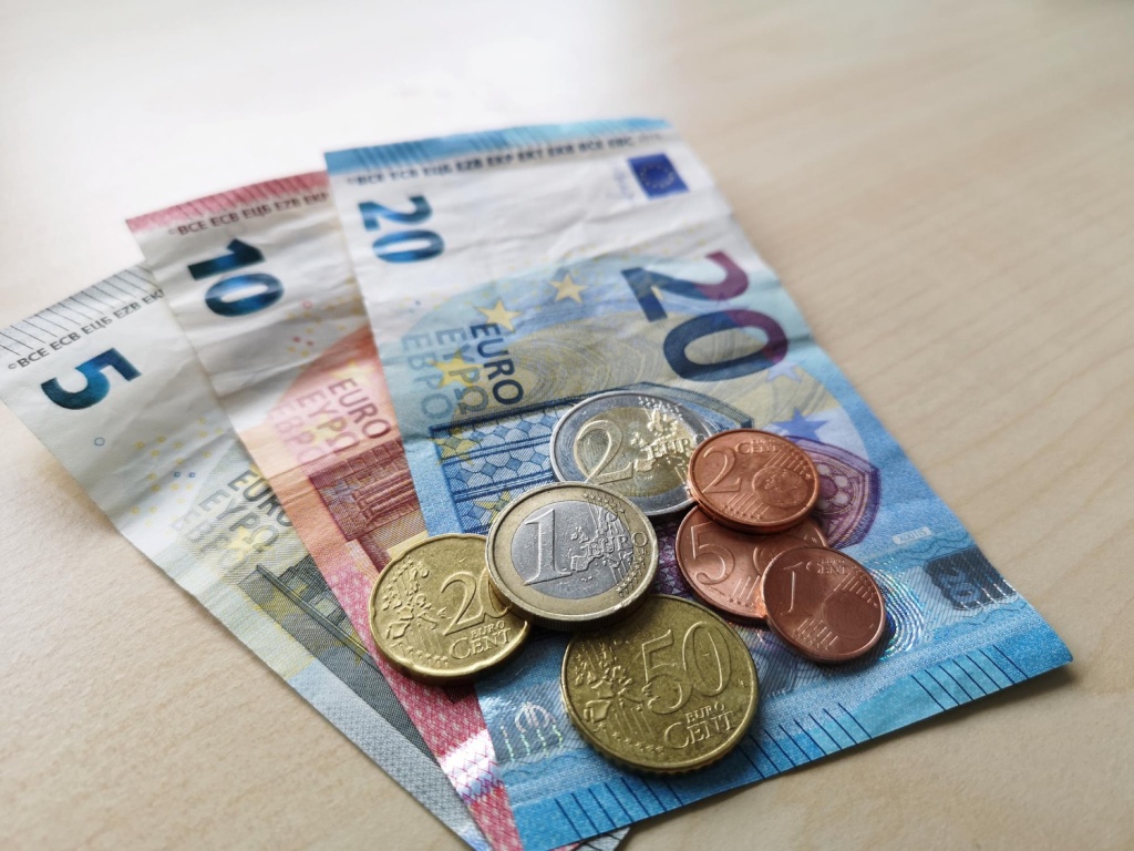 Евро на Мосбирже вновь поднимался до 100 рублей