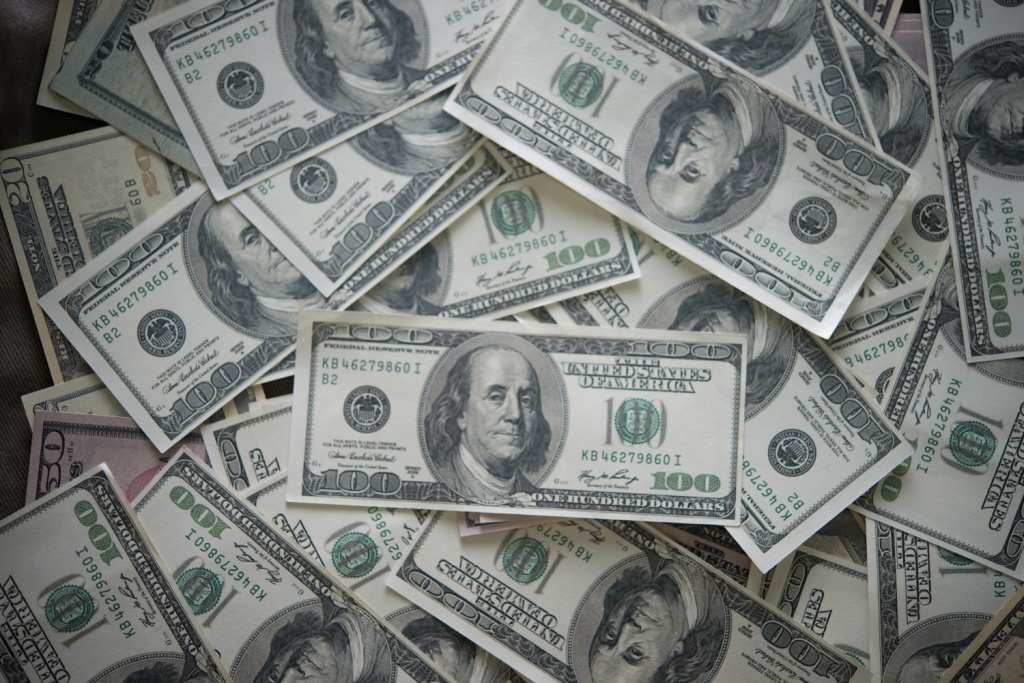 Курс доллара на Мосбирже поднялся выше 91 рубля