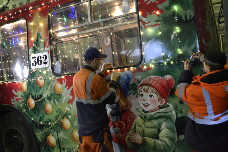 В Иванове с 16 декабря на городские маршруты вышли новогодние троллейбусы