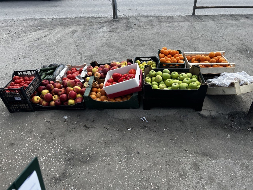 В Новосибирске у нелегальных торговцев изъяли около тонны овощей и фруктов