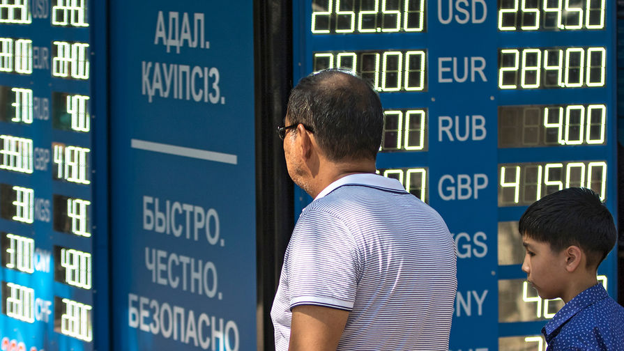 Bloomberg: из-за ослабления курса рубля в Казахстане обрушился тенге