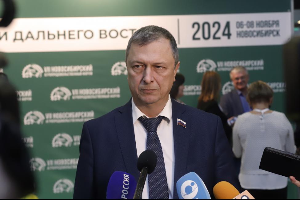 Депутаты ЗАКСа Новосибирской области участвуют в агропромышленной выставке Депутаты ЗАКСа Новосибирской области участвуют в агропромышленной выставке