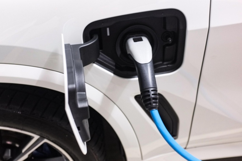 Завод "Инвертор" произведёт и установит в Оренбурге станцию для зарядки электромобилей до конца текущего года