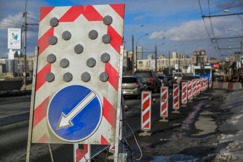 В Новосибирске приступили к ремонту горячим асфальтом обратной стороны Октябрьского моста