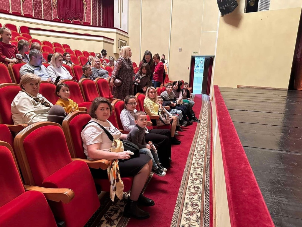 Подопечные общественной организации «Много дети» побывали в Мордовском национальном драмтеатре