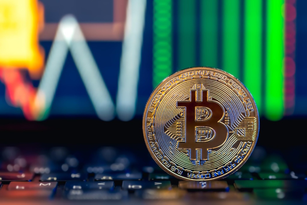 Биткоин бьёт рекорды: курс выше 77 тысяч долларов