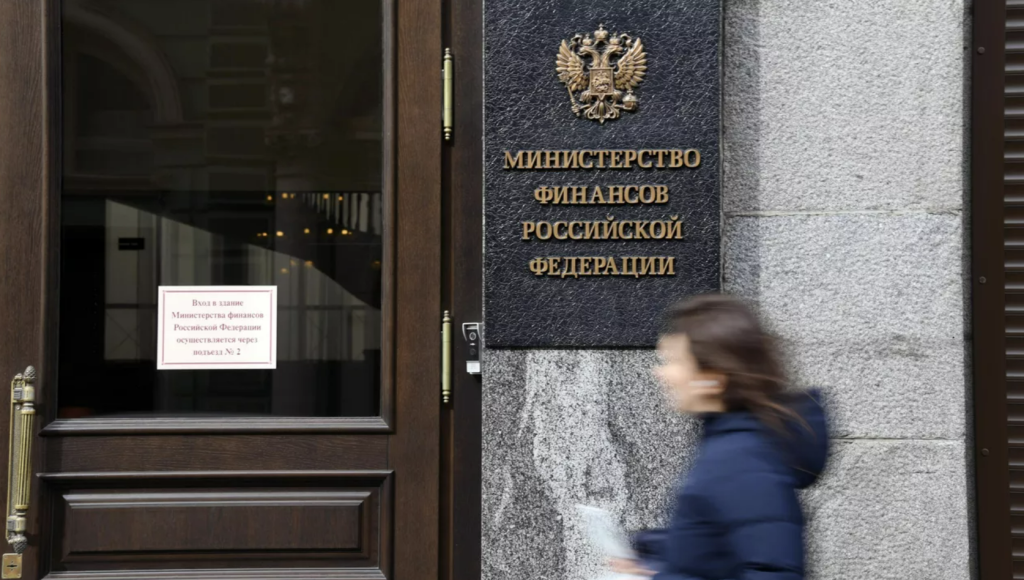 Дефицит консолидированного бюджета РФ в январе-апреле составил 1,7 трлн рублей