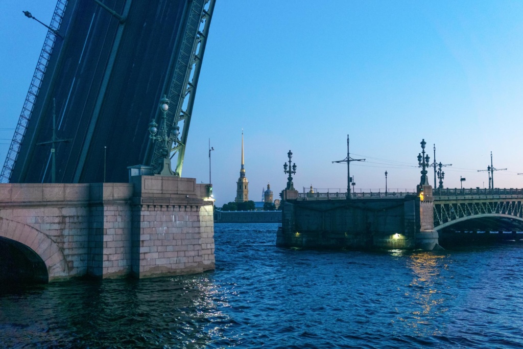 В Санкт-Петербурге на Литейном мосту приступили к реставрации чугунных перильных ограждений