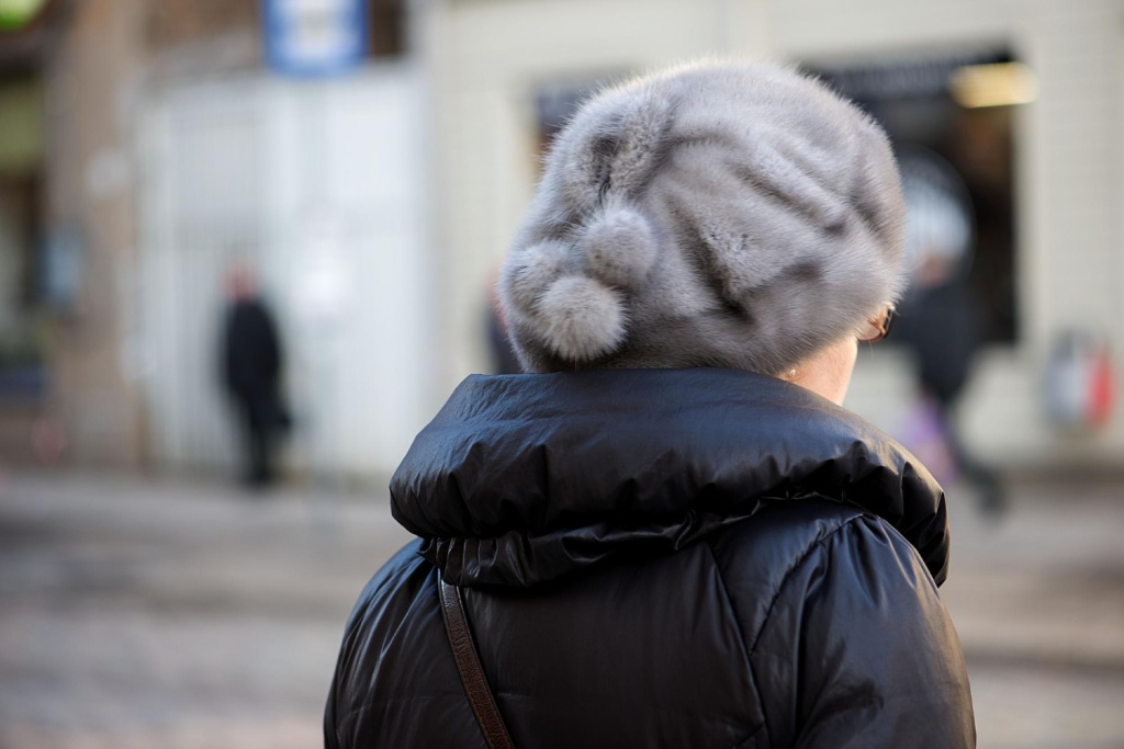 Иркутские полицейские спасли пожилую женщину от мороза и помогли ей добраться до дома