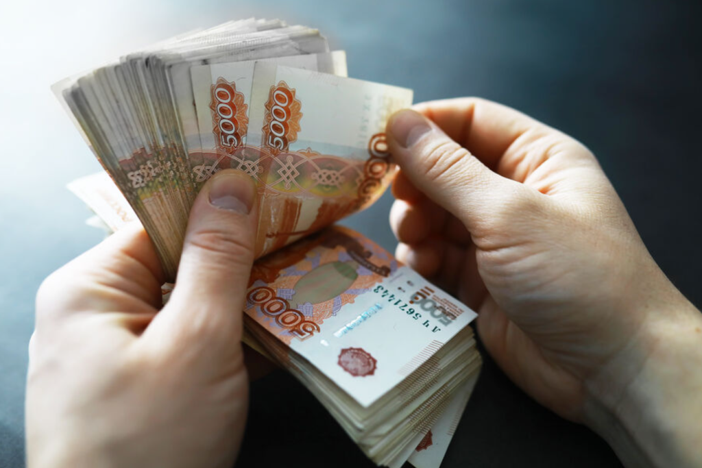 Ослабление рубля и повышение ставки ЦБ могут подорвать экономический рост