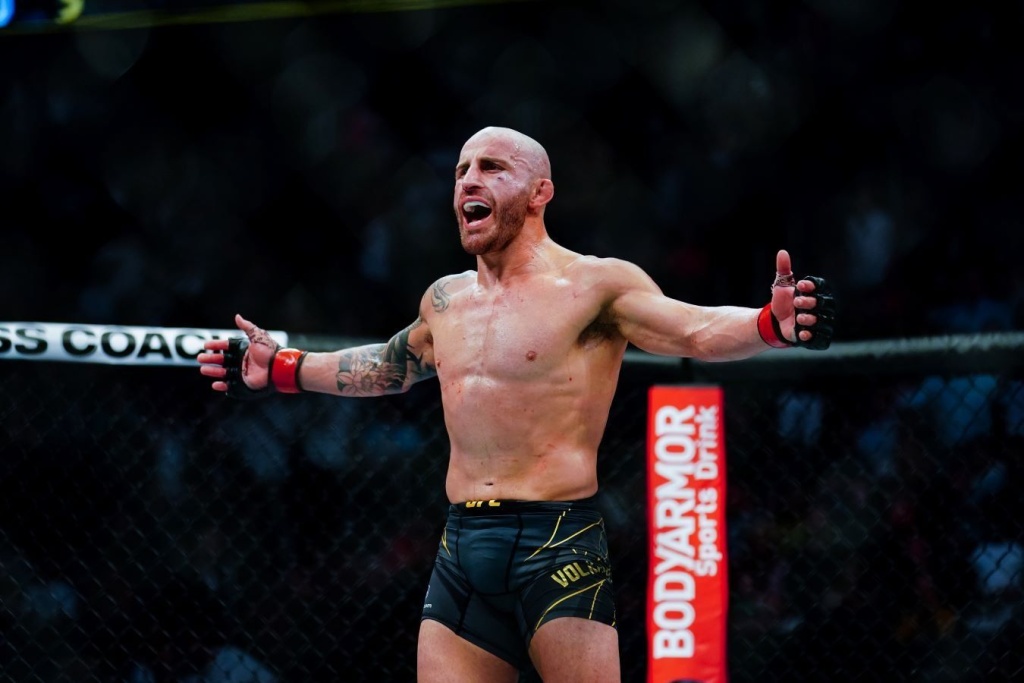 Волкановски и Топурия провели дуэль взглядов перед поединком в UFC 298 Волкановски и Топурия провели дуэль взглядов перед поединком в UFC 298