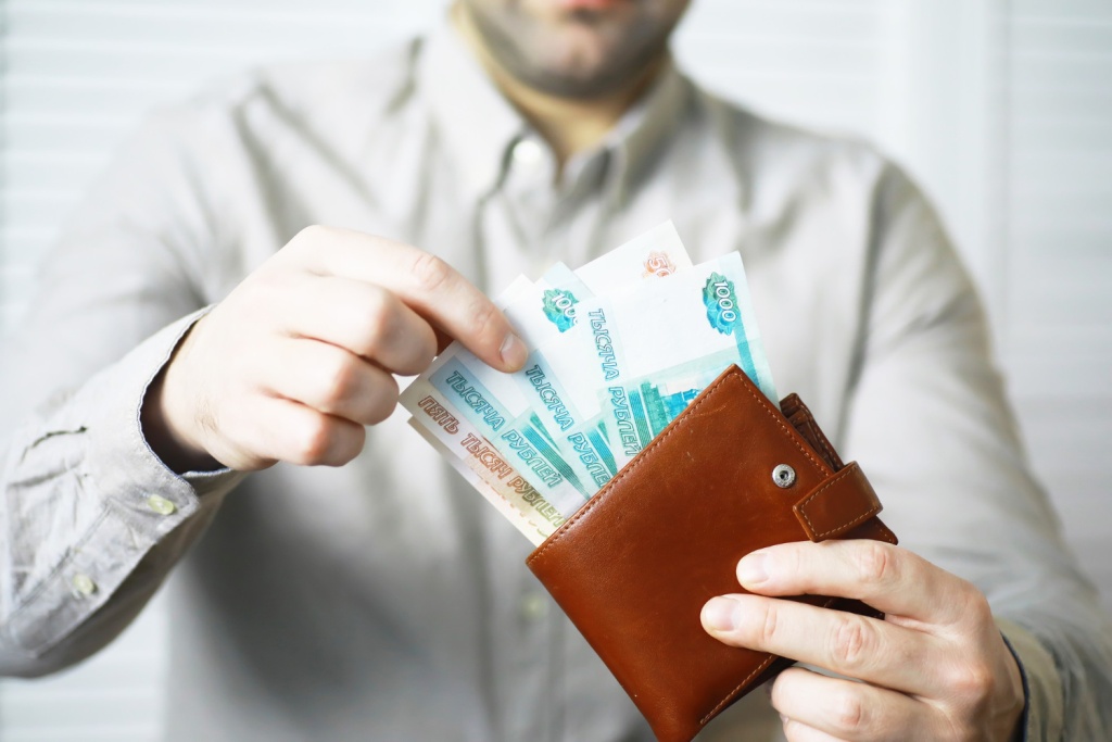 Средняя зарплата продавцов в России приблизилась к отметке 46 тысяч рублей