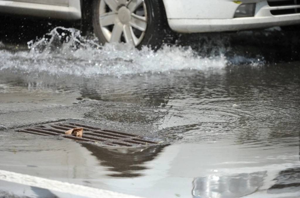 Глава Новосибирска распорядился ужесточить контроль откачки воды с городских улиц