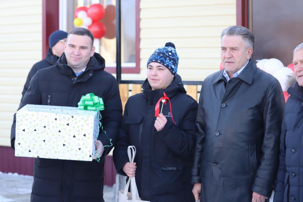 Спикер ЗАКСа Новосибирской области поздравил детей-сирот с новосельем в Сузуне Спикер ЗАКСа Новосибирской области поздравил детей-сирот с новосельем в Сузуне
