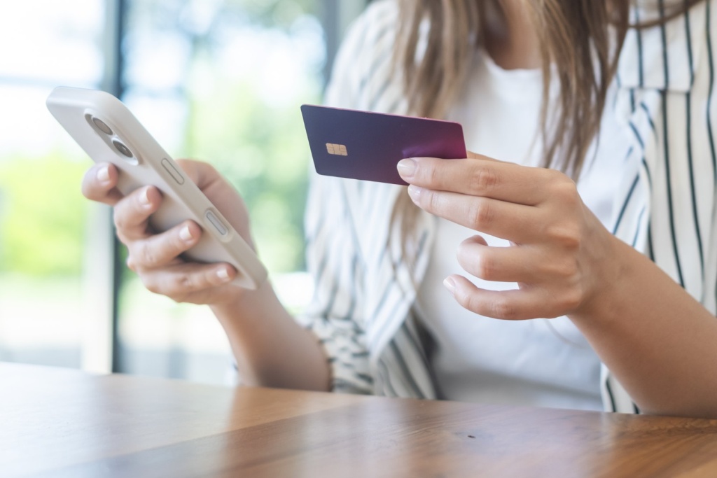 Данные о платежах по QR‑кодам и СБП будут направляться в Росфинмониторинг
