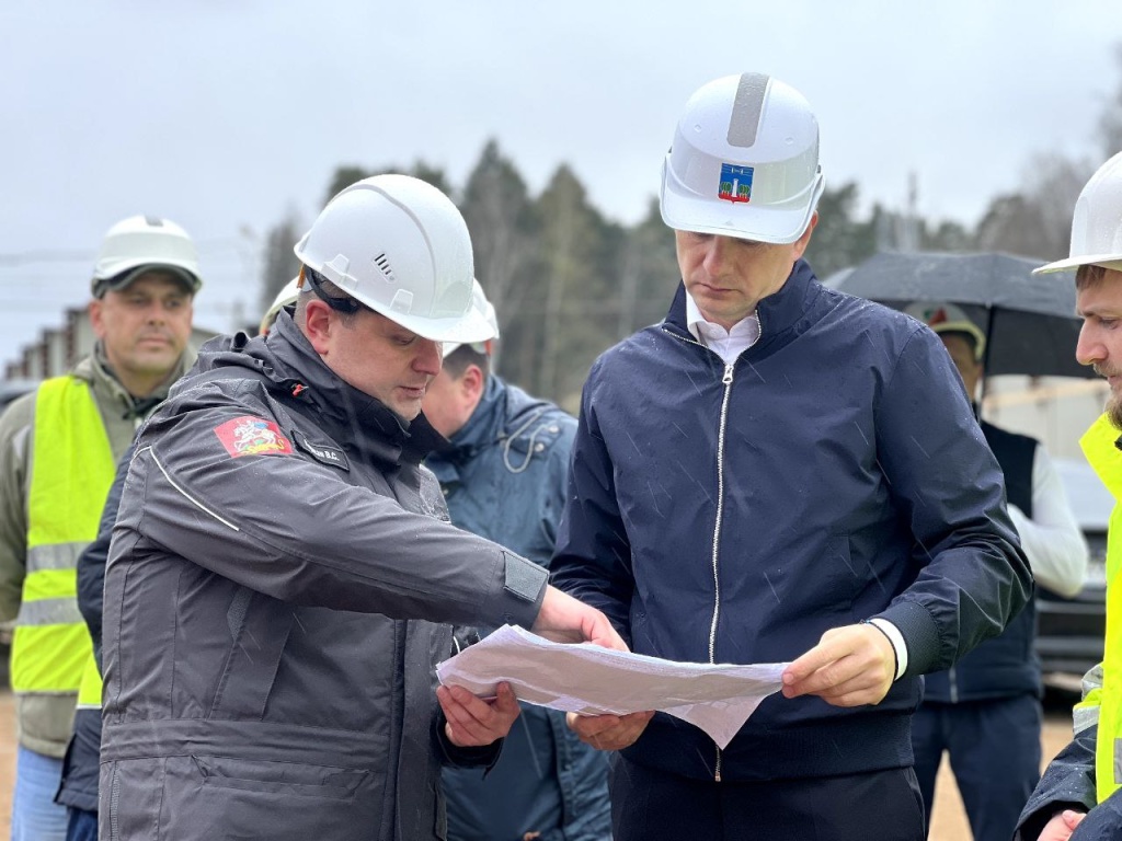 Глава Красногорска проверил ход работ на путепроводе в Аникеевке