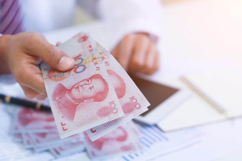 ВТБ: смягчение требований по продаже валютной выручки грозит проблемами с юанем
