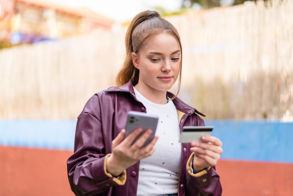 С 1 августа подросткам запретят открывать банковские счета без согласия родителей