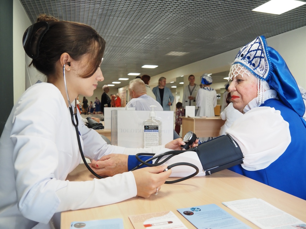 Депутат Воронежской гордумы Александр Жуков — о заботе о старшем поколении: в Воронеже пенсионерам проверили здоровье перед концертом ко Дню пожилых людей