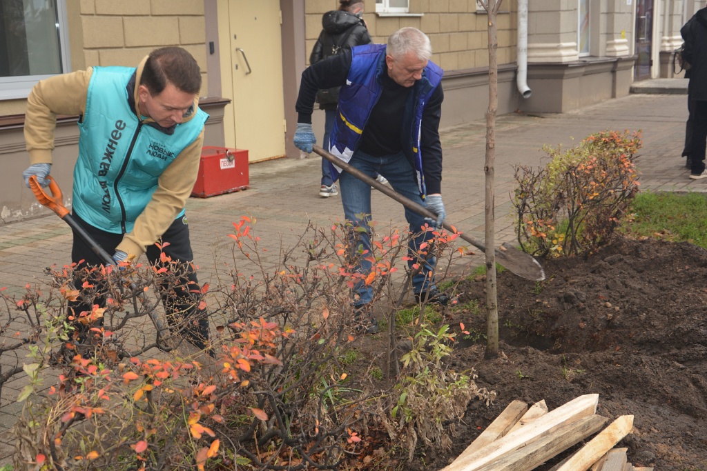 Воронежские депутаты высадили молодые клены у парка «Орленок» в преддверии Дня народного единства Воронежские депутаты высадили молодые клены у парка «Орленок» в преддверии Дня народного единства